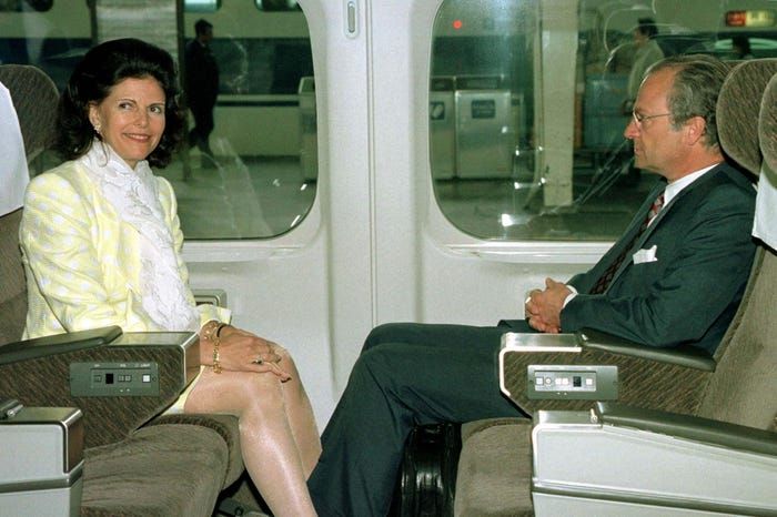 Vua Thụy Điển Carl XVI. Gustaf và Nữ hoàng Silvia lên tàu Shinkansen